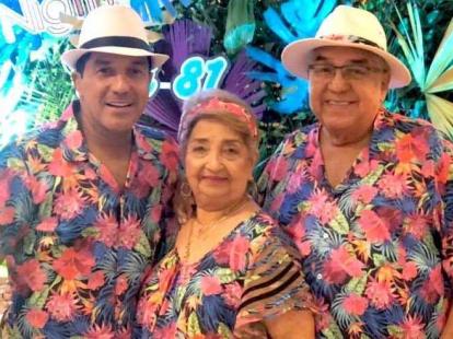 El Checo Acosta junto con sus padres Alci y Ruth.