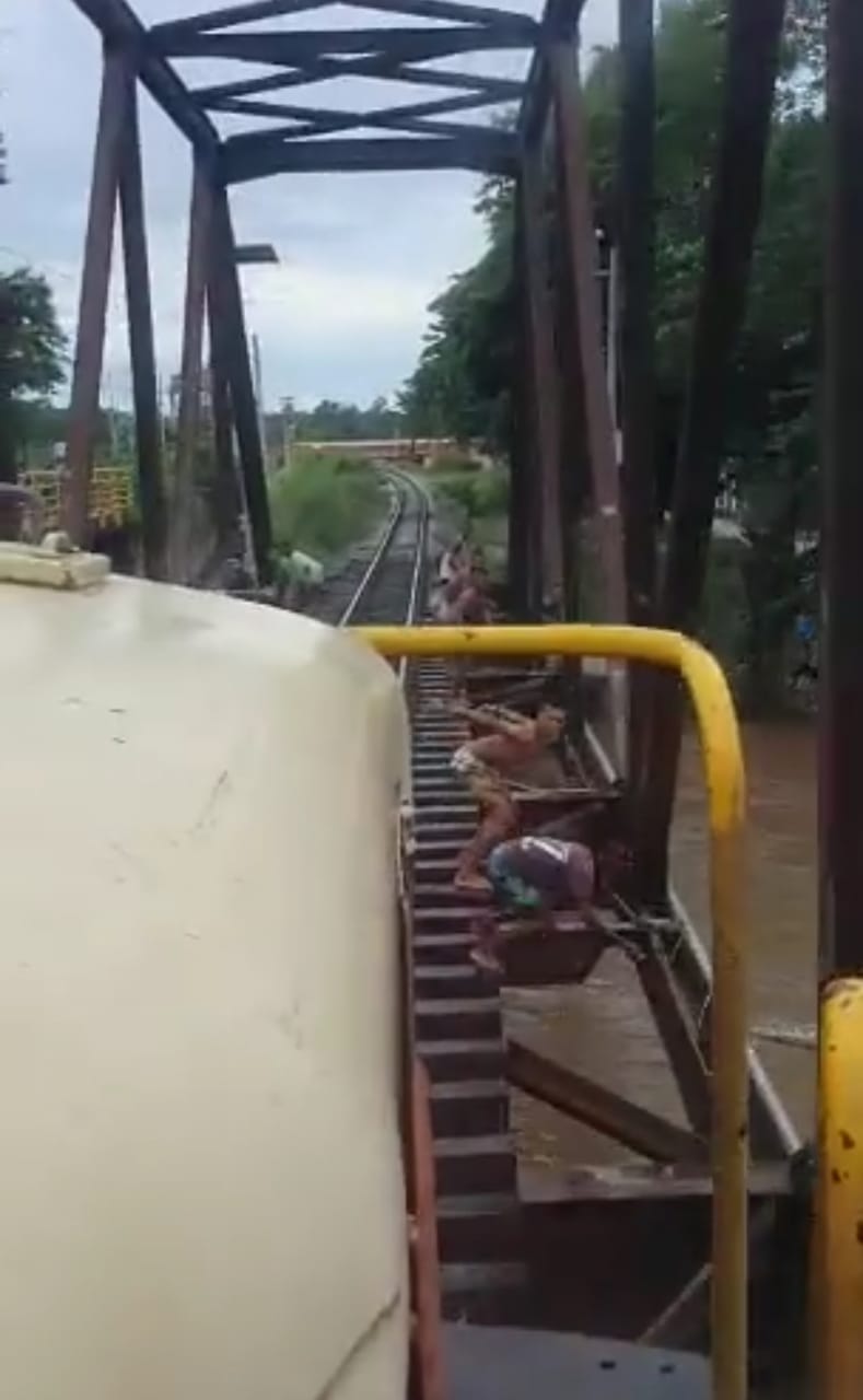 menores arriesgan su vida al lanzarse de puente en Sevilla