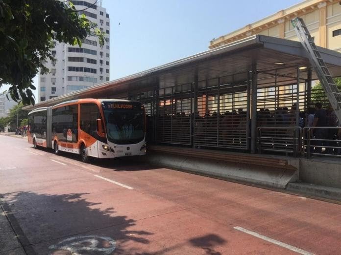 Transcaribe con personas aglomeradas