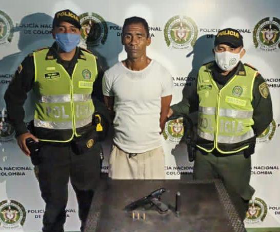 Alias Manquesi tenía una pistola en su poder.