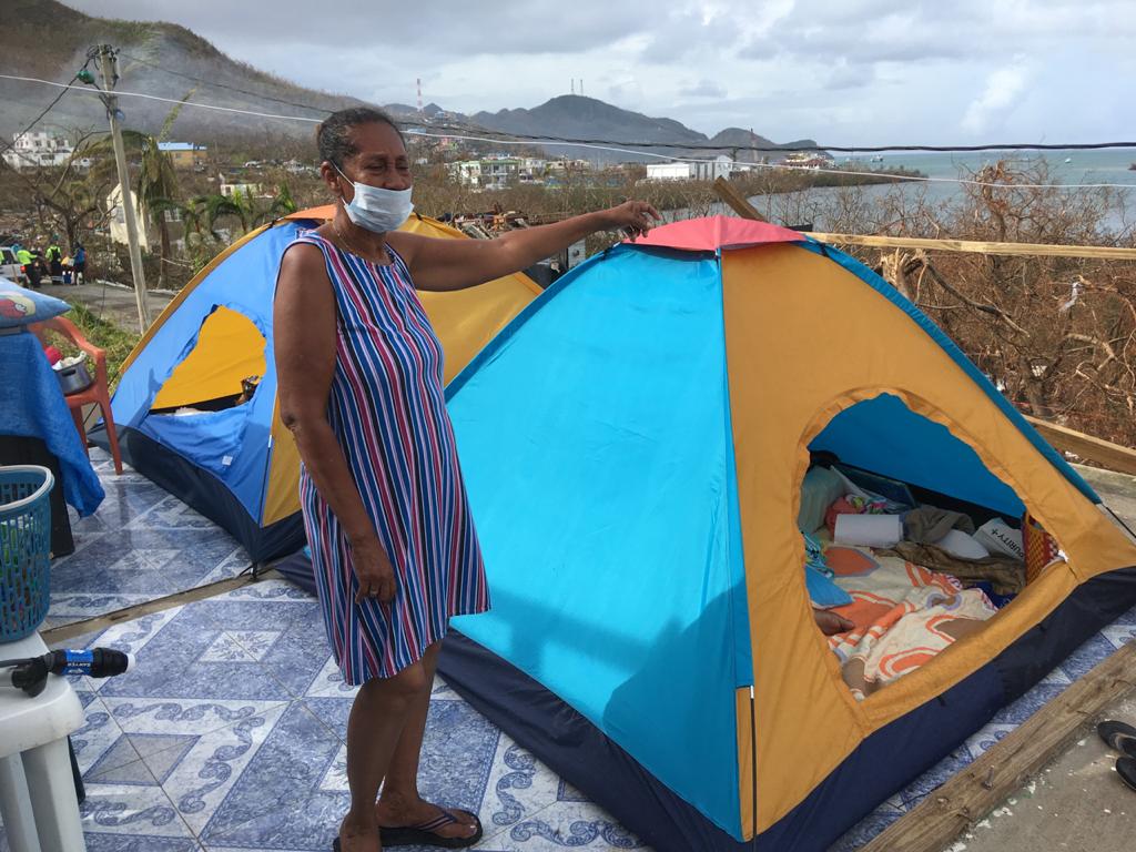 Habitantes de Providencia levantan los escombros de sus viviendas tras la devastación que dejó Iota