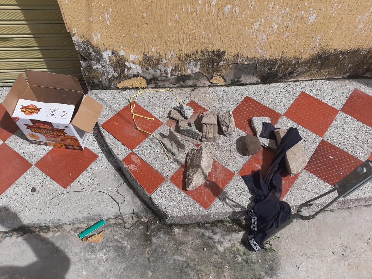 La caja fue abandonada en una calle de Sabanagrande.