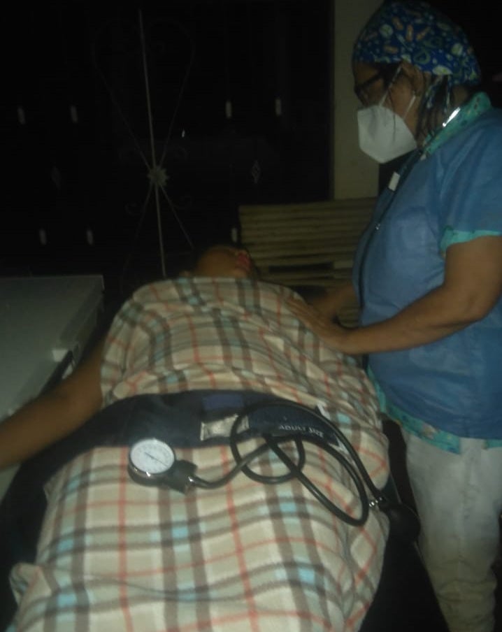 Los galenos improvisaron puesto de atención en las casas vecina s