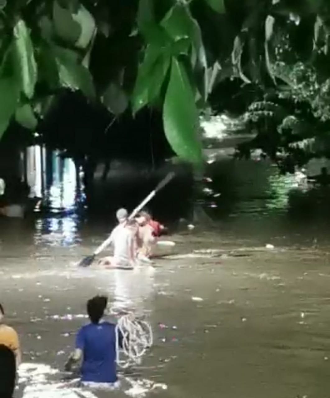 Las familias con chalupa y soga ayudaron a resguardar a quienes quedaron atrapados en medio de la corriente