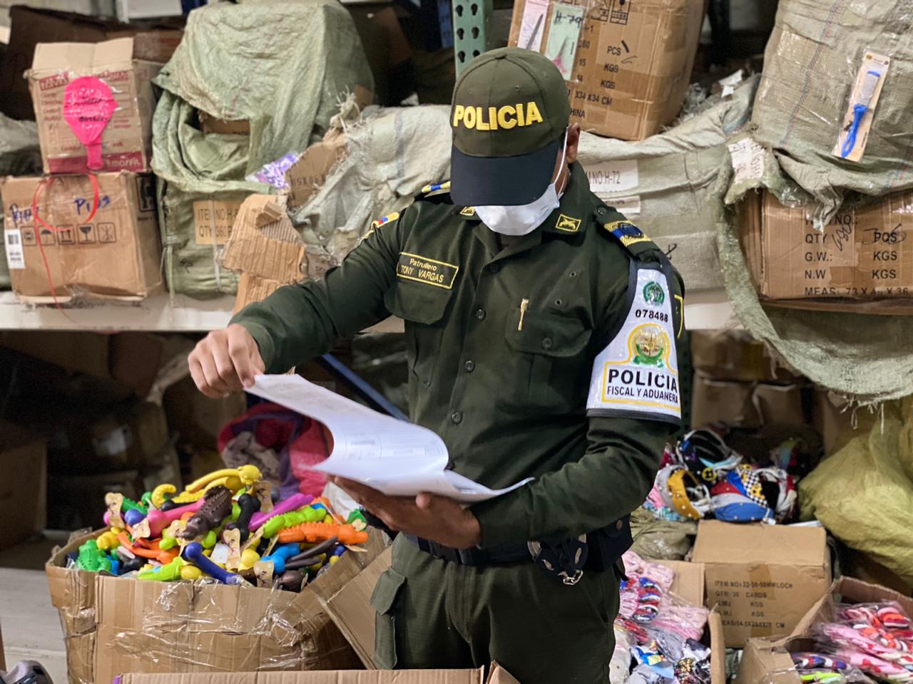 Juguetes, elementos de oficina, bisutería, confecciones, entre otros.