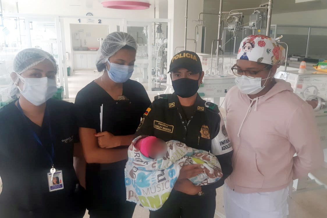 Rescatan a recién nacido