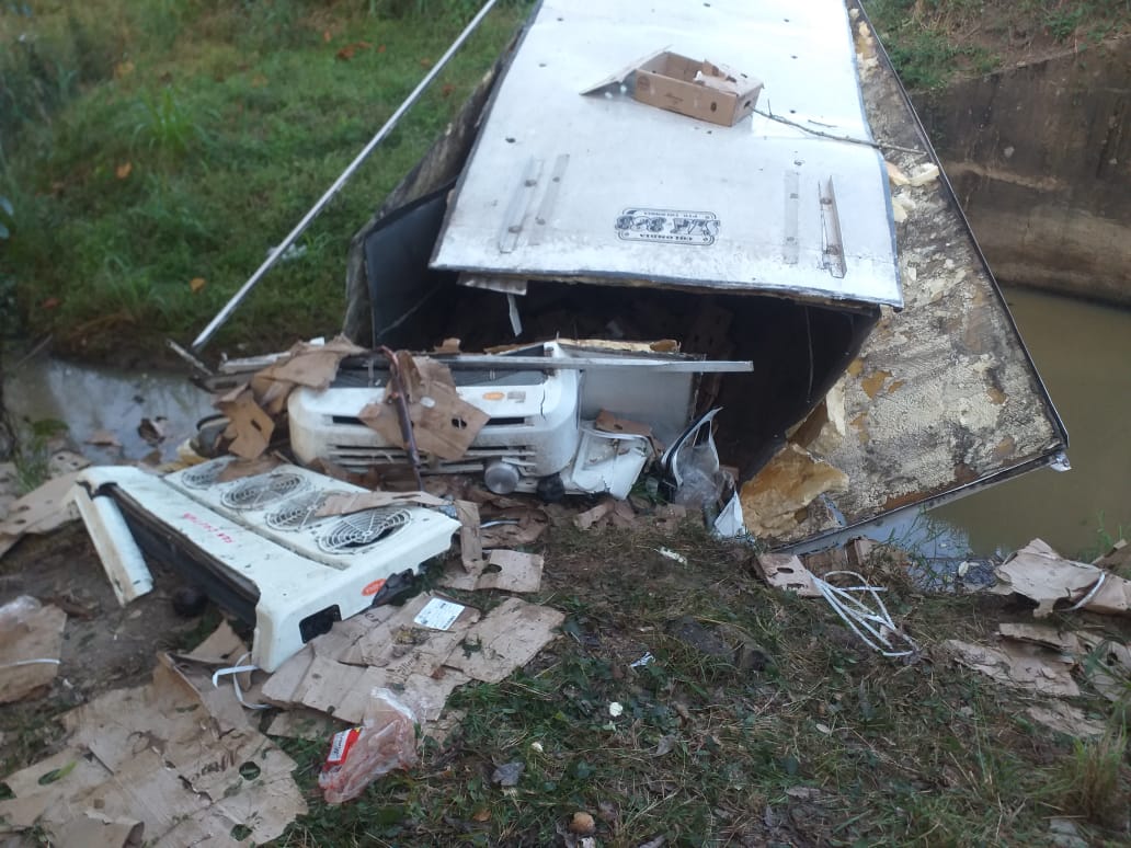 Un vehículo tipo furgón, color Blanco, de placas SUE 259,