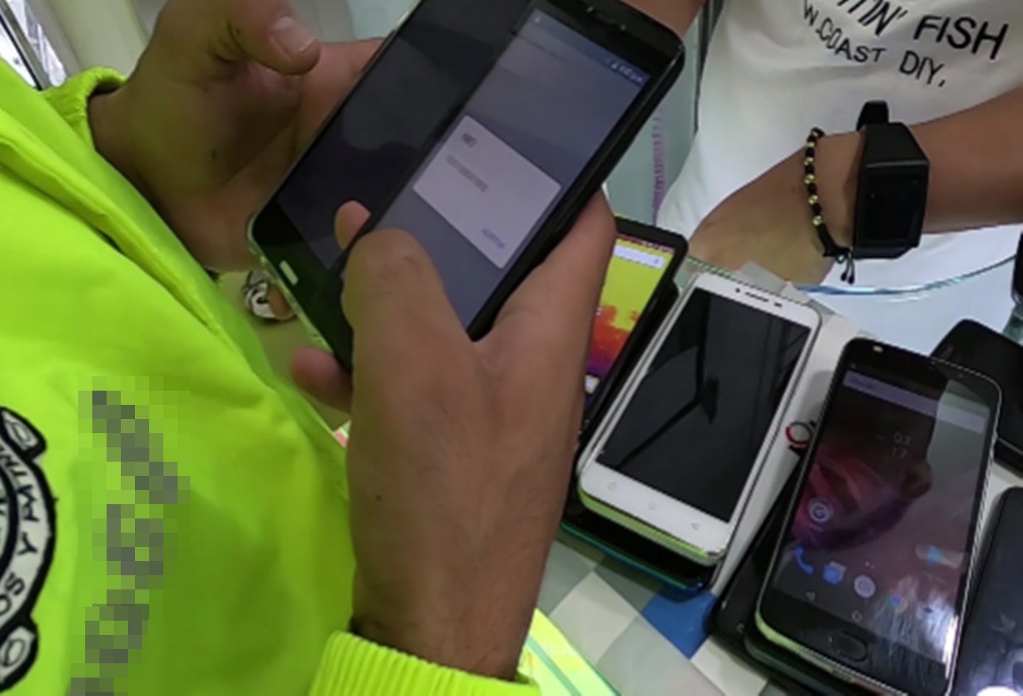 Cinco capturados por comercializar y alterar celulares robados en Ibagué