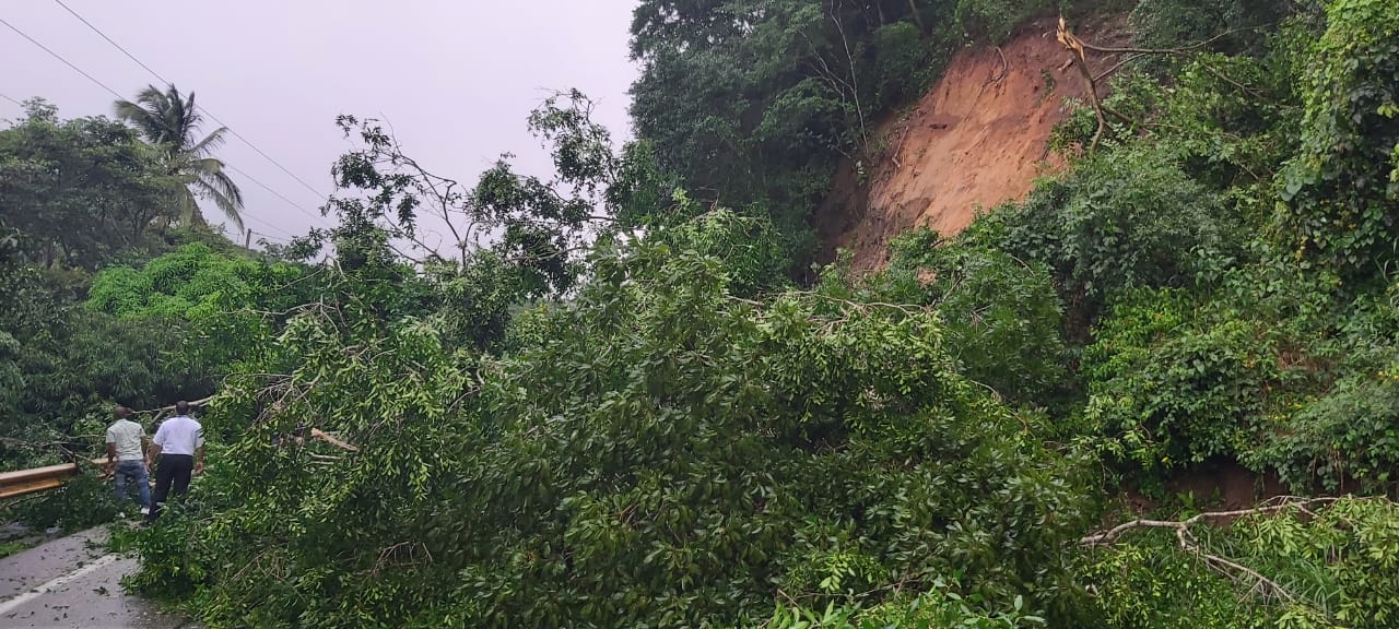 Continúan los deslizamientos sobre la troncal del caribe en la vía Santa Marta- Riohacha, ante las fuertes lluvias que se presentan