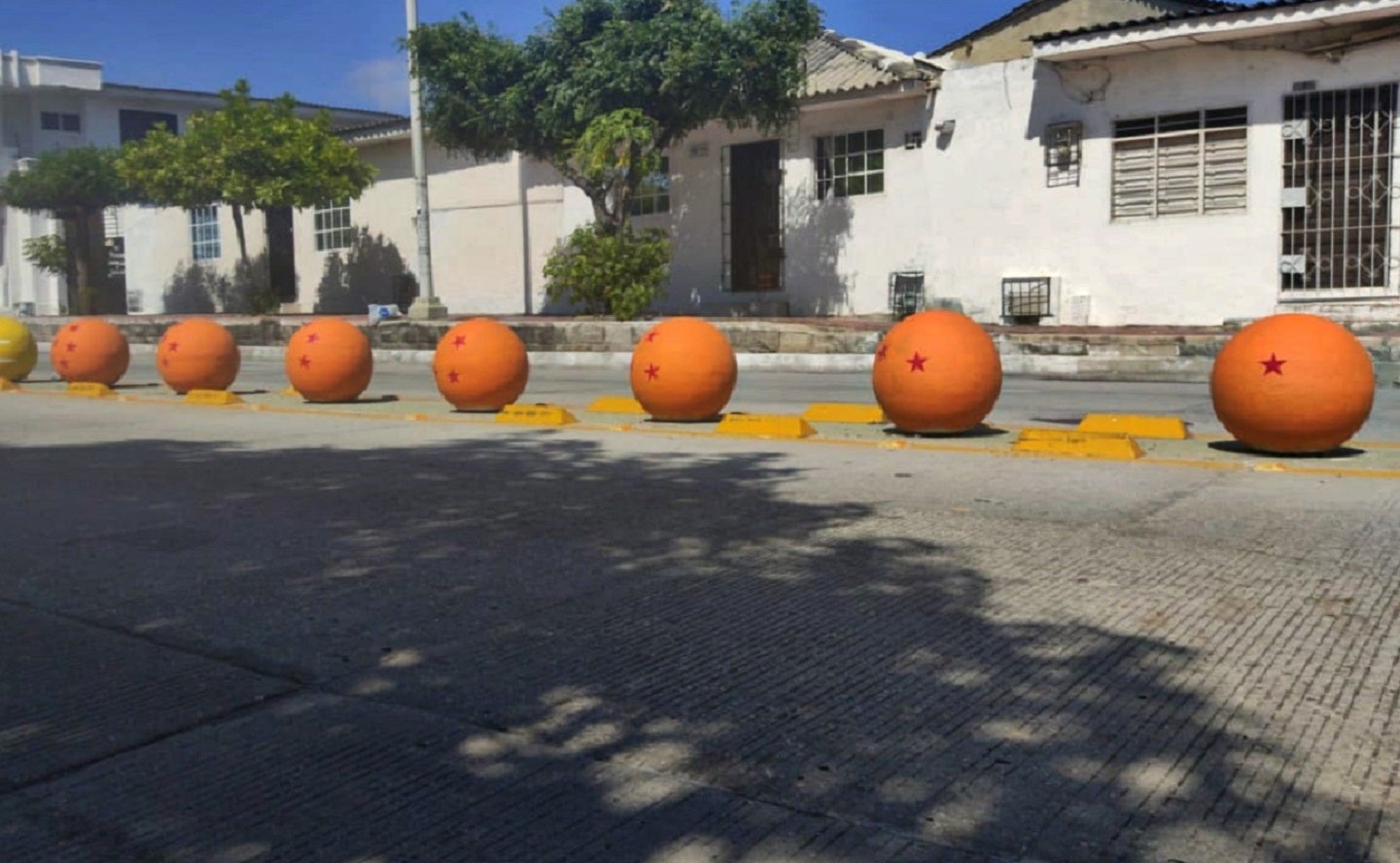 Los bolardos fueron pintados con el diseño de las esferas del dragón del conocido anime japonés.