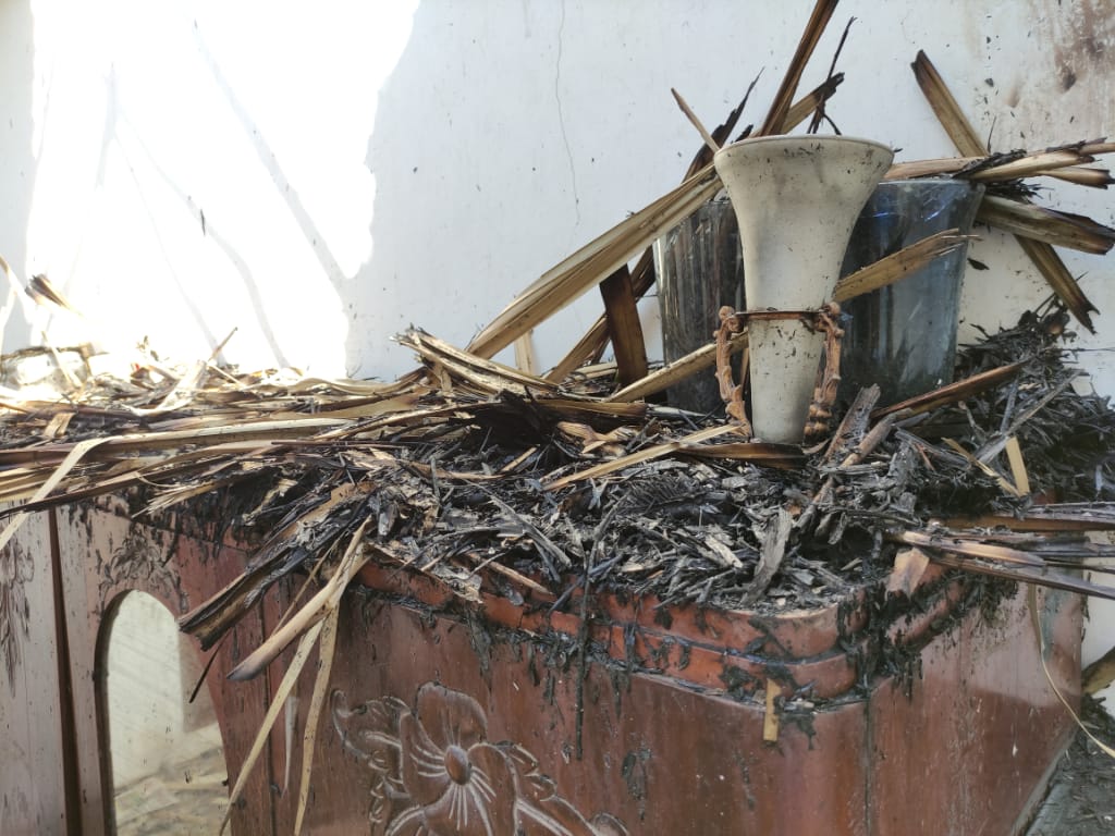 cerca de 100 años de historia quedaron semi destruidos