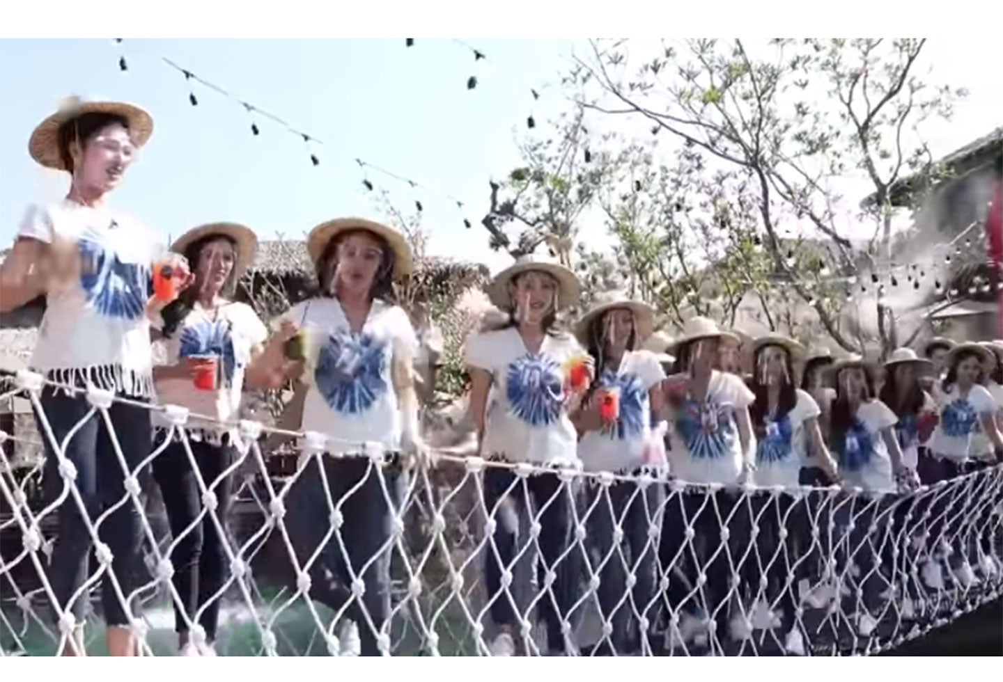 Reinas cayeron al agua