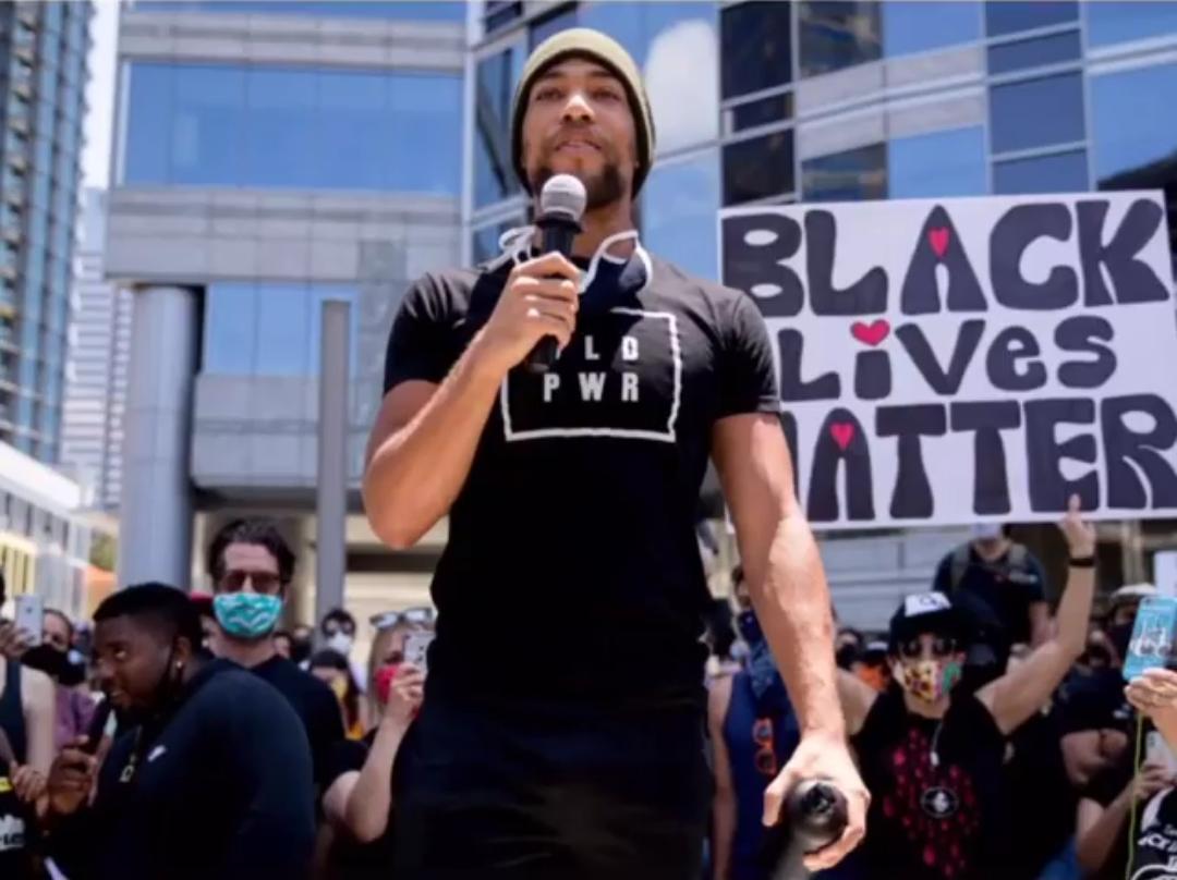 Denuncian supuesto abuso policial contra actor y activista norteamericano en el Centro Histórico de Cartagena