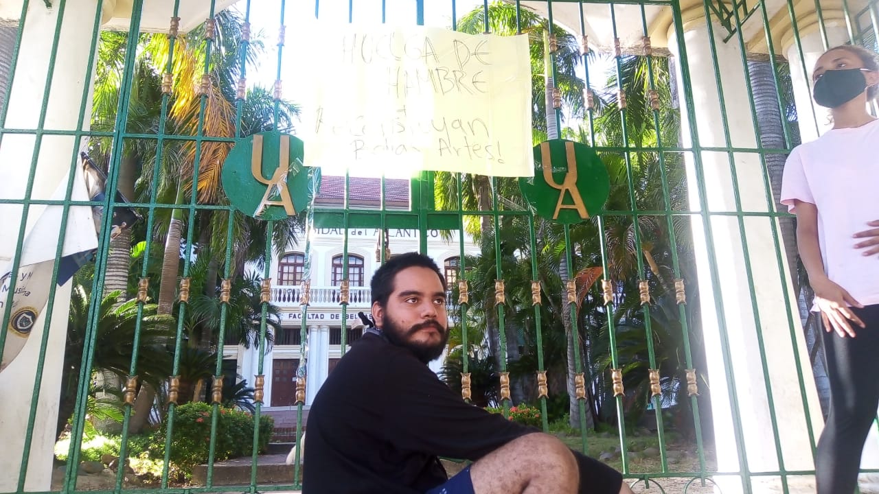 Madre de huelguista Elías Lacouture, denuncia amenazas