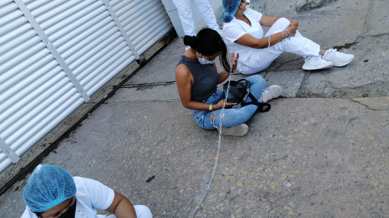 Personal de la salud encadenado