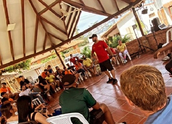 Los influencers se encuentran en un espacio de esparcimiento en Santa Marta, realizando diversas actividades al parecer sin tapabocas y sin distanciamiento