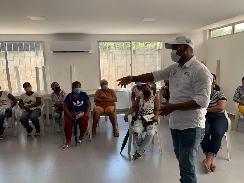 Le dan la mano a las mujeres cabeza de hogar