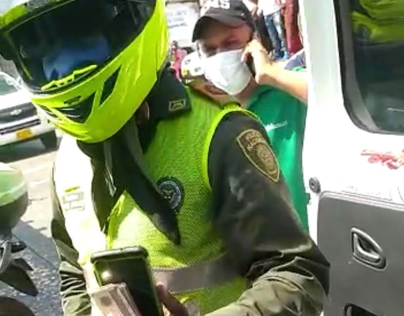 Videos evidencian enfrentamiento entre paramédicos y policías.