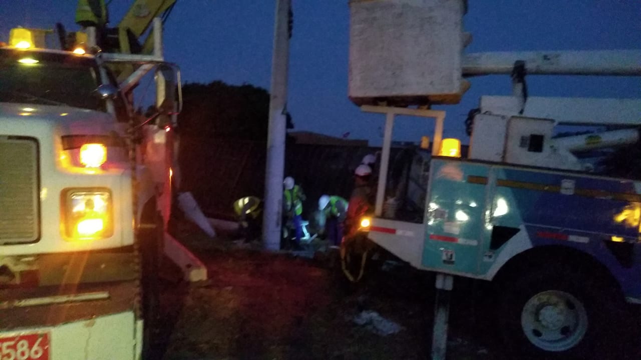 La empresa Air-e trabaja desde la anoche anterior para restablecer la energía en varios barrios de Santa Marta