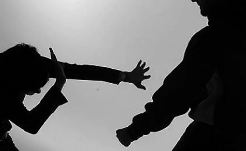 Ataque con arma blanca a una mujer para violarla