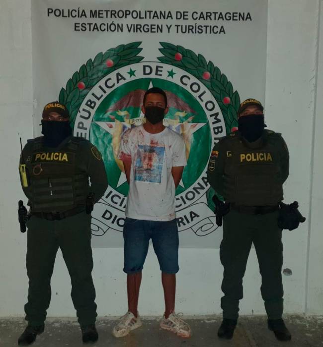 Le propinó una grave herida en el cuello a su hermano