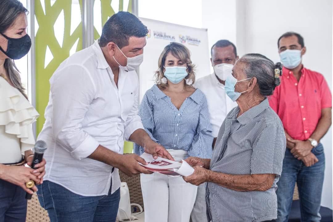 550 familias recibieron las escrituras de sus viviendas entregadas por el gobierno y municipio de Puebloviejo