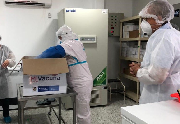 Con todo el protocolo de bioseguridad las autoridades de salud recibieron las vacunas en el Magdalena