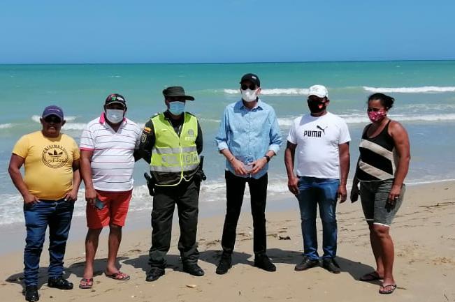 El director de Corpoguajira,, se reunión con los pescadores y líderes del sector para conocer los detalles