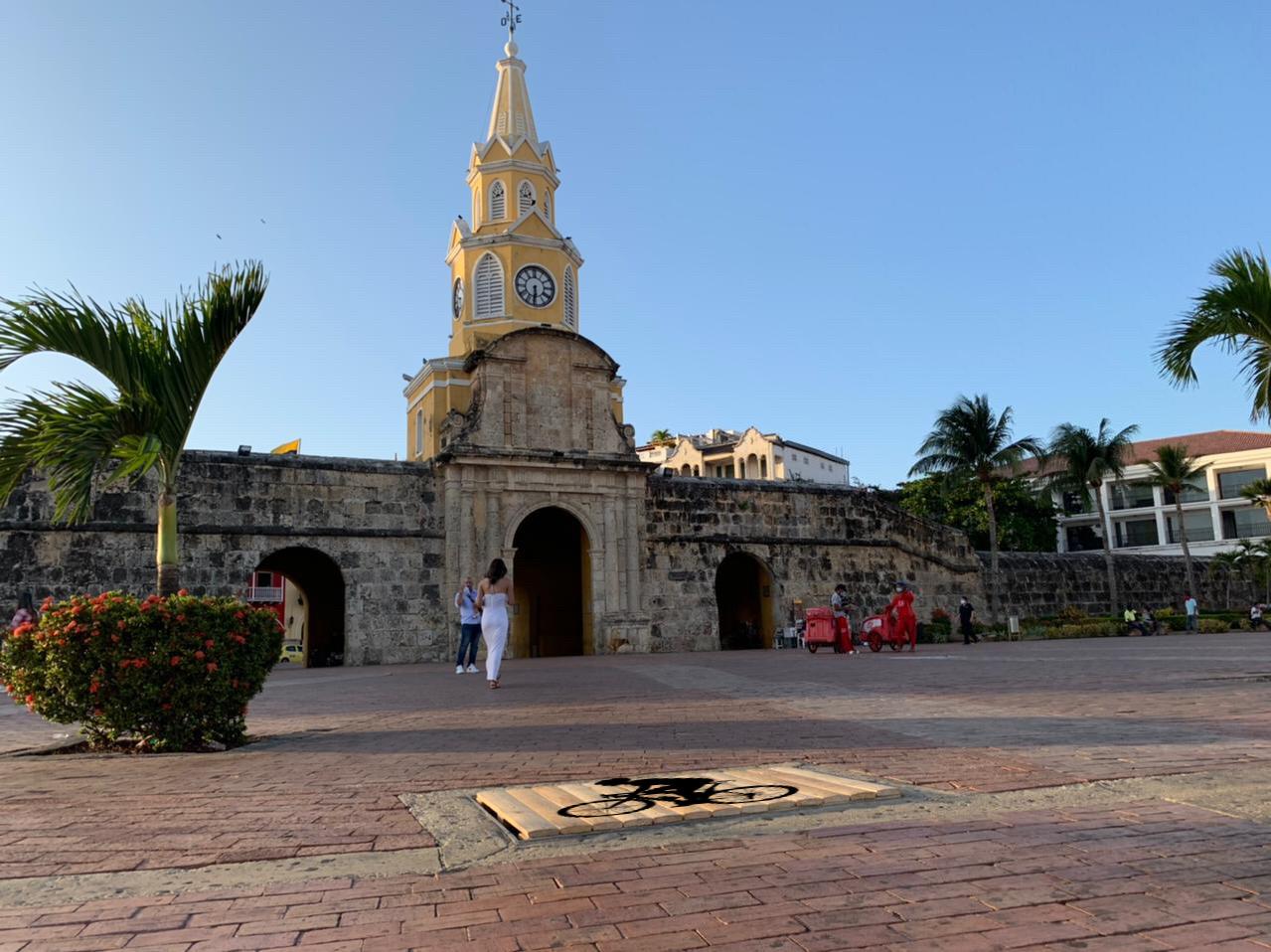 Ciclistas cierran con madera los registros destapados en el Centro Histórico de Cartagena