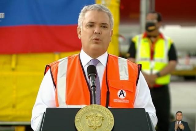 vacunada la primera persona en Riohacha, en compañía del presidente del país