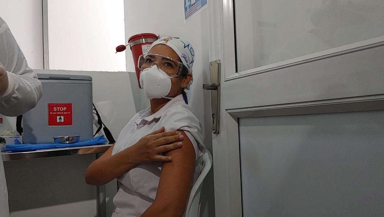 La enfermera fue la primera en ser vacunada en la Clínica General del Norte