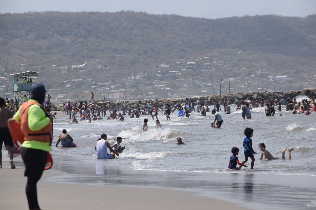 Los bañistas asistieron masivamente a las playas.