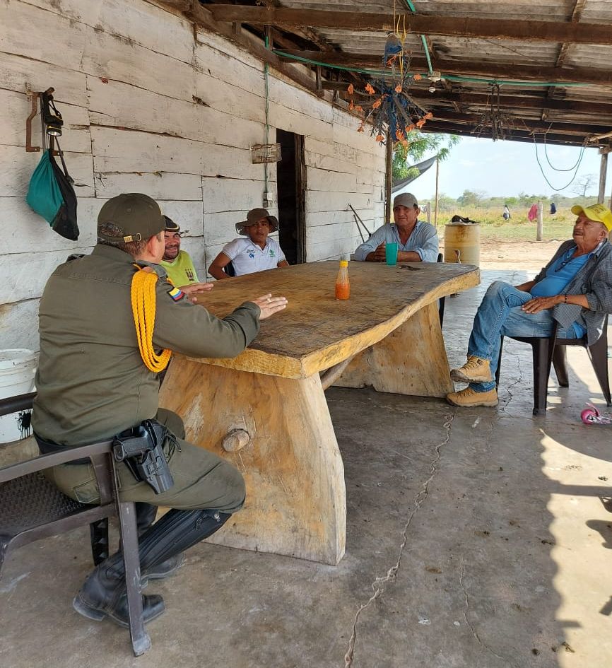 Puerta a puerta los policías están llevando los mensajes