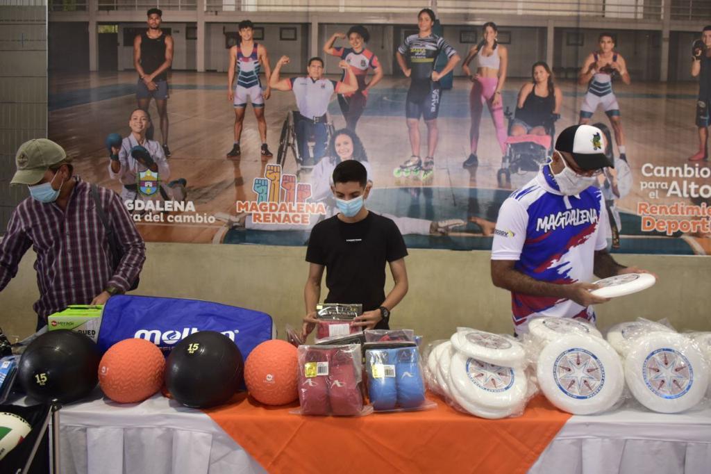Balones, discos y demás implementos fueron entregados
