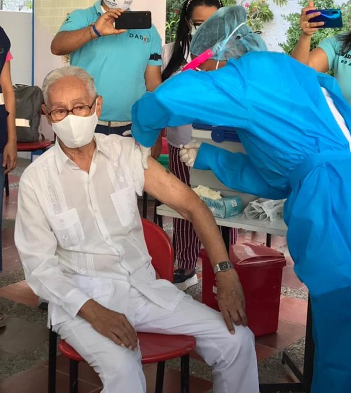 Oswaldo Gaviria, fue el primer adulto mayor vacunado contra el Covid 19 en Cartagena