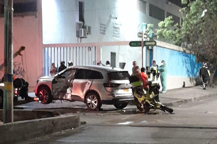 Accidente de motorizada de la Policía y camioneta