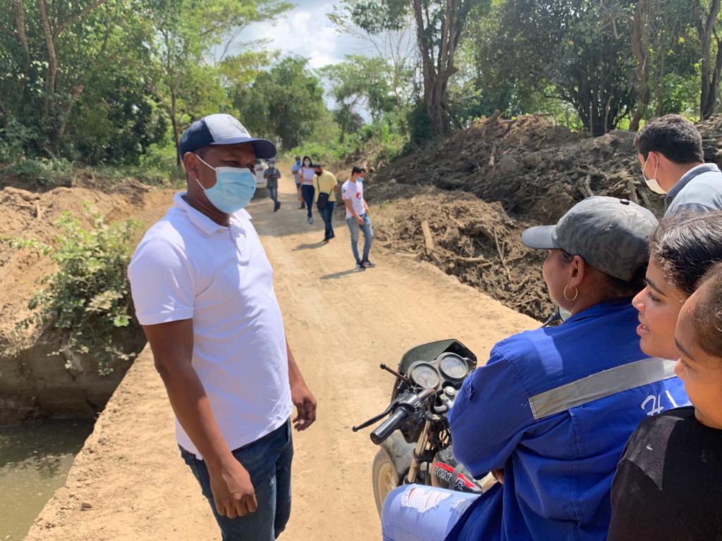 Socializando la medida con las comunidades de la zona rural.