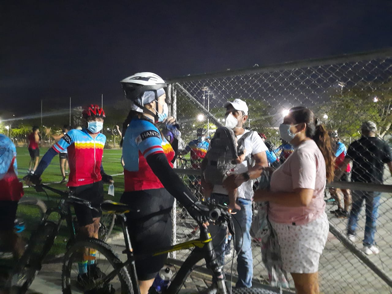 La comunidad aplaudió la gran hazaña y conversaron con los deportistas