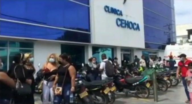 familiares exigieron a una clínica de Santa Marta, reparar la confusión al haber entregado el cuerpo de una persona diferente a su familiar fallecido