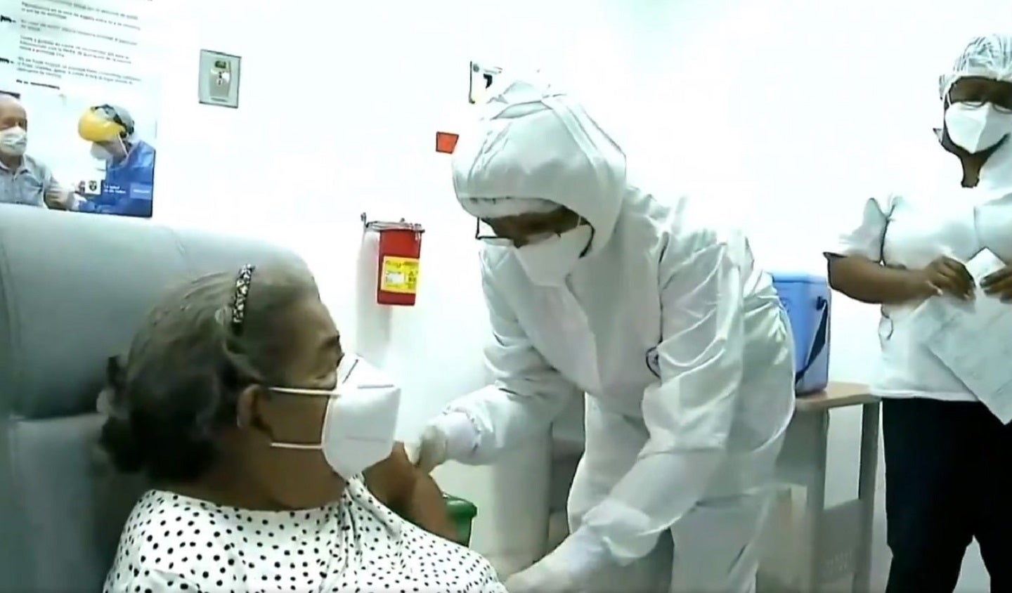 Elizabeth Pérez Ramos, de 77 años, recibió la vacuna 2 millones en el Hospital Universitario del Caribe