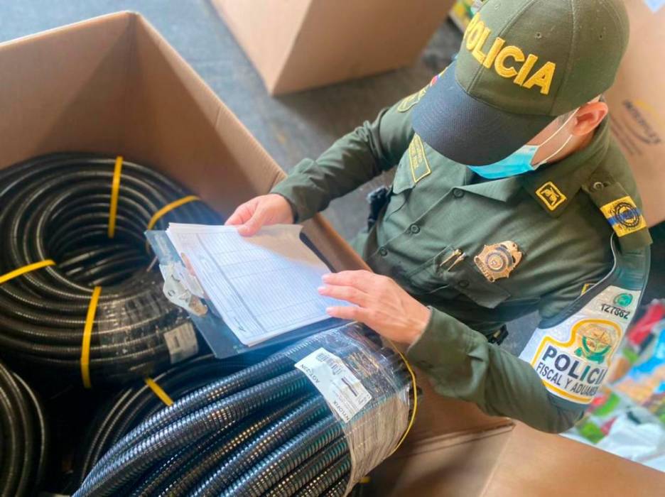 Y la Seccional de Impuestos y Aduanas Nacionales -DIAN