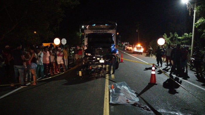 El motociclista habría invadido el carril contrario