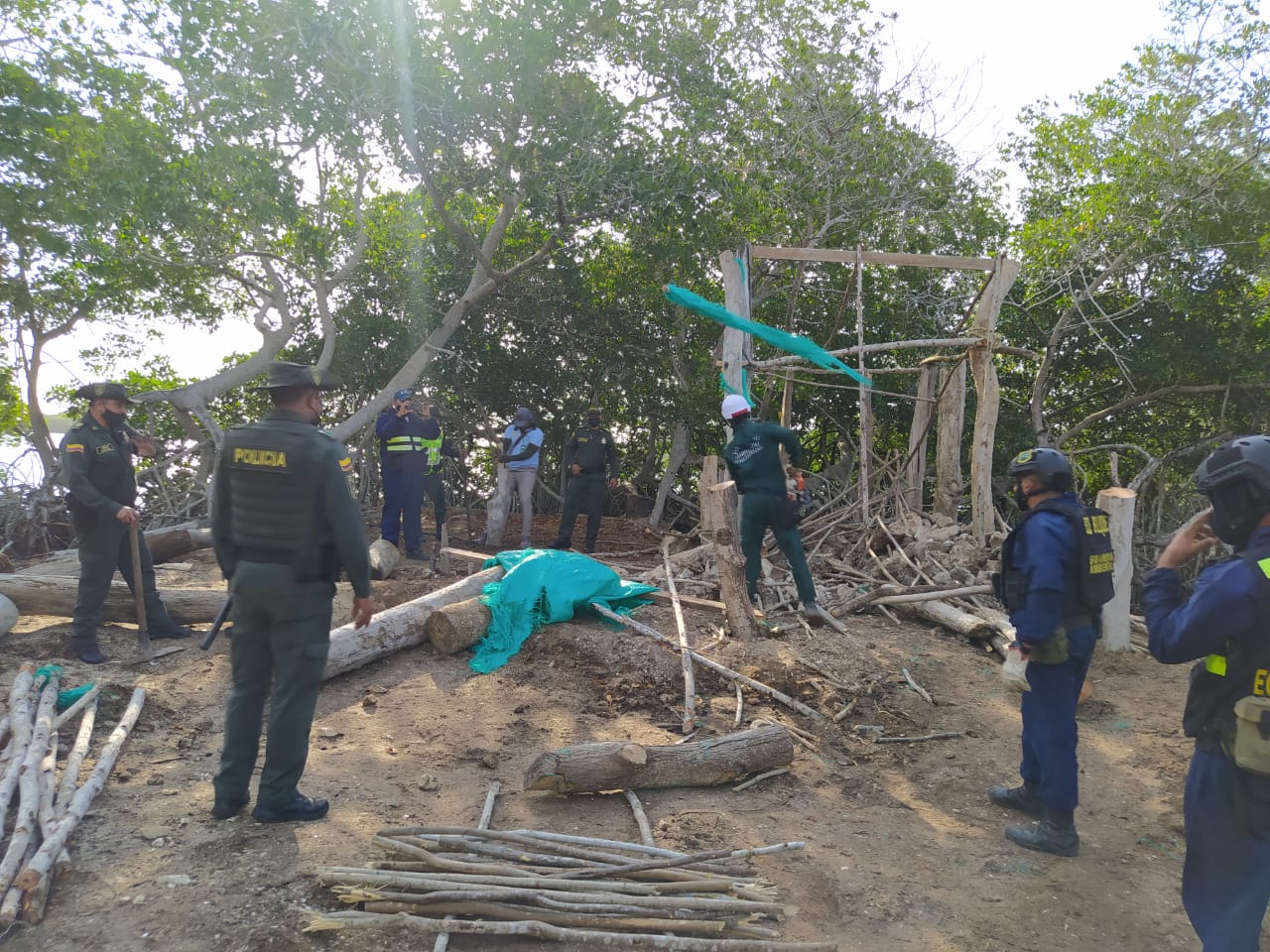 Seis chozas artesanales destruidas