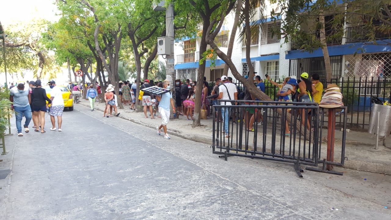 Las aglomeraciones han sido parte del día por lo que las autoridades piden extremar medidas