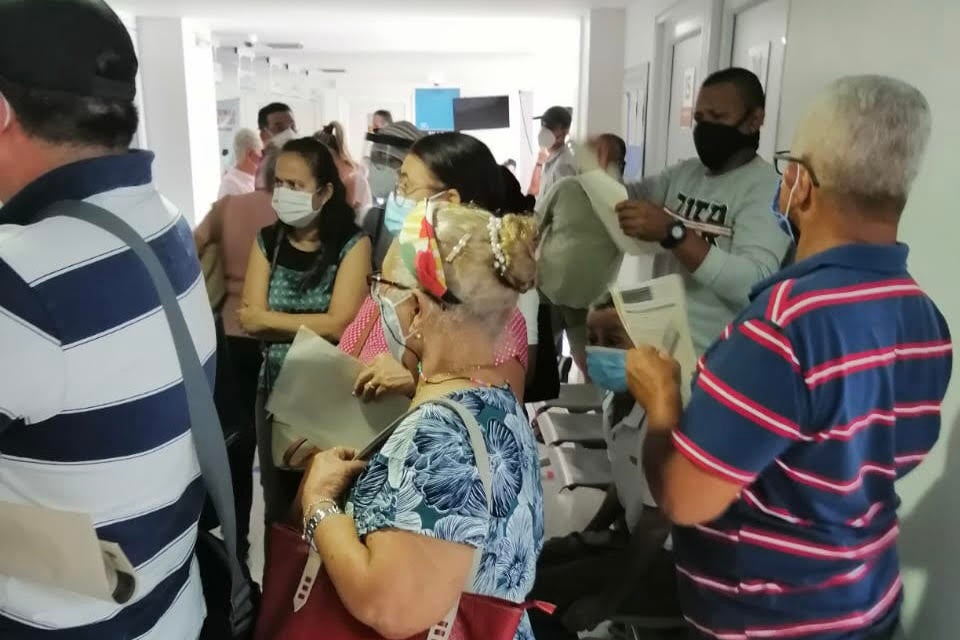 Denuncian aglomeraciones en punto de vacunación de Barranquilla.