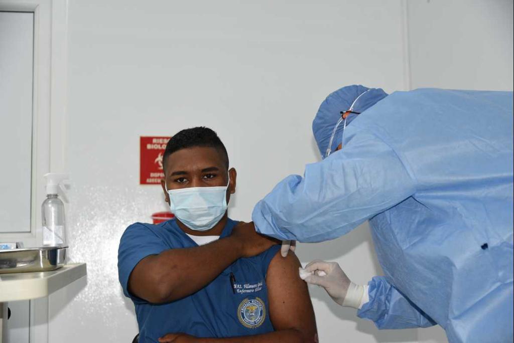 Vacunas en la Base Naval