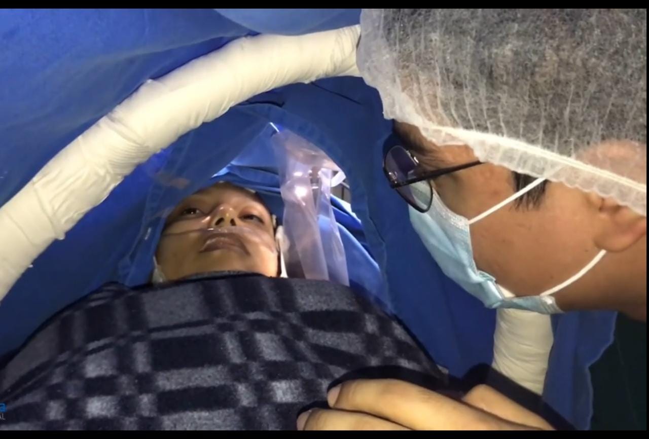 La joven fue intervenida mientras estaba despierta.