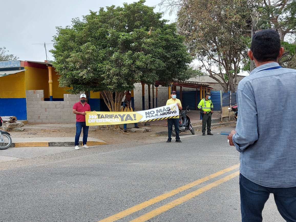 La comunidad bloqueó la vía con letreros y carros.