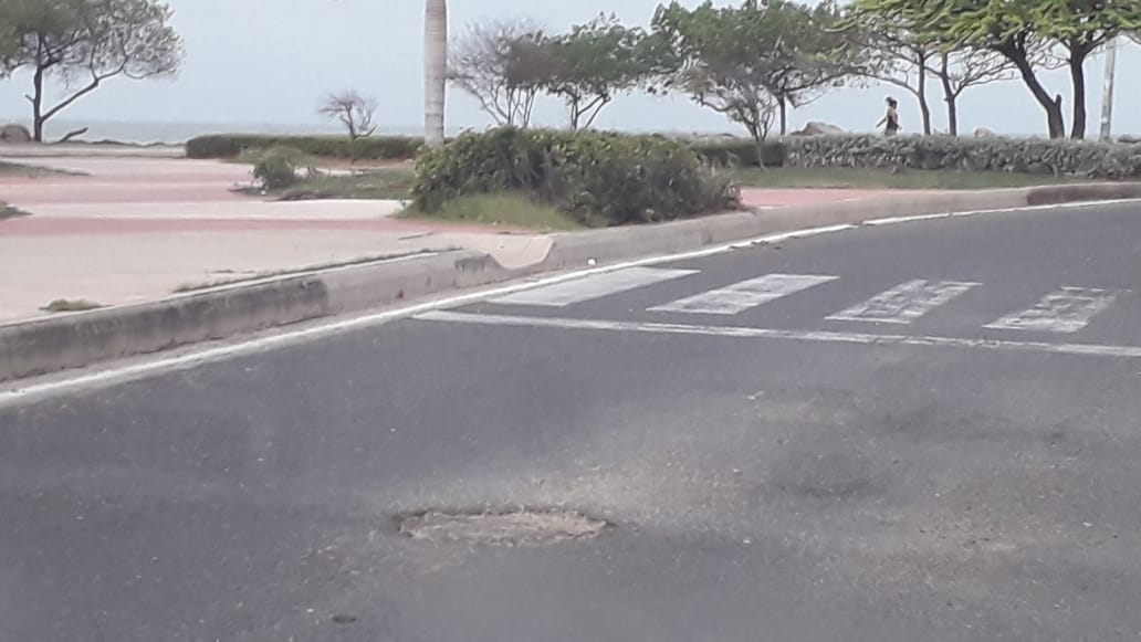 Huecos como este están por toda la avenida