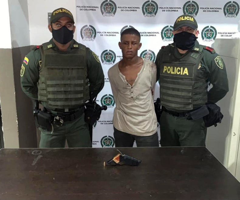 Arma de fuego de fabricación artesanal, con un cartucho calibre 9 milímetros.